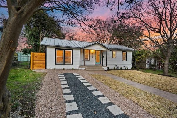 Backyard, Exterior, Facade, Ranch