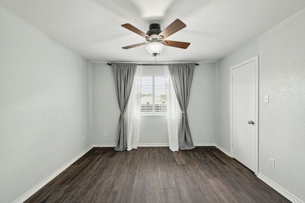 Empty room, Interior, Pendant Lights