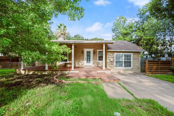 Exterior, Facade, Ranch