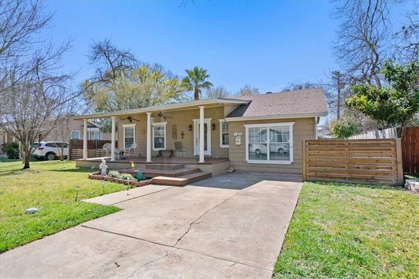 Backyard, Exterior, Facade, Ranch