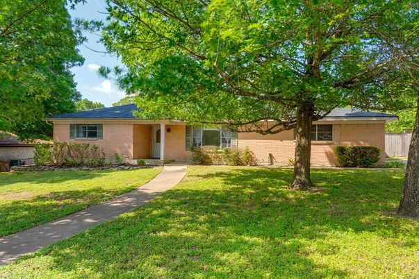 Exterior, Facade, Brick Facade, Ranch