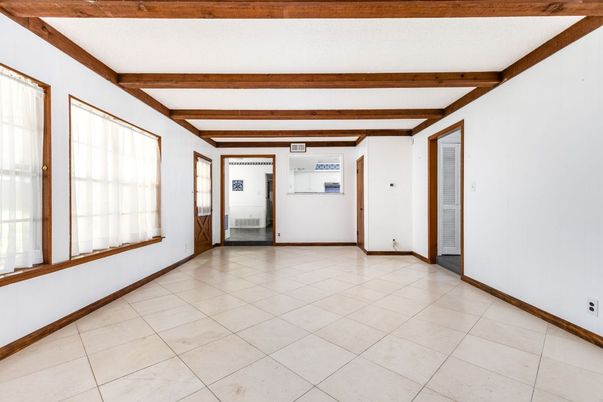 Empty room, Interior, Wooden Beams