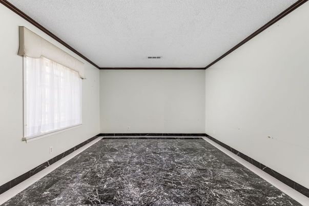 Empty room, Interior