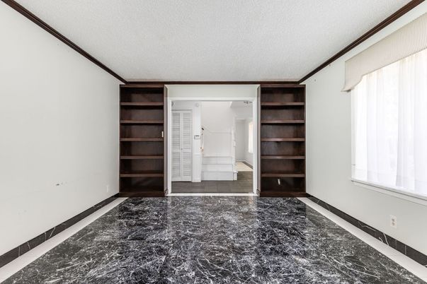 Empty room, Interior