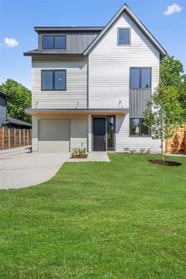 Attached, Exterior, Facade, Farmhouse