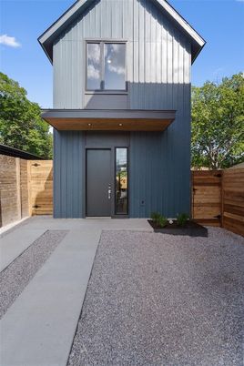 Exterior, Facade, Modern