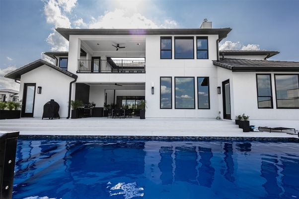 Exterior, Facade, Pool, Modern