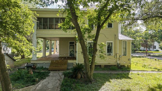 Exterior, Facade, American Foursquare