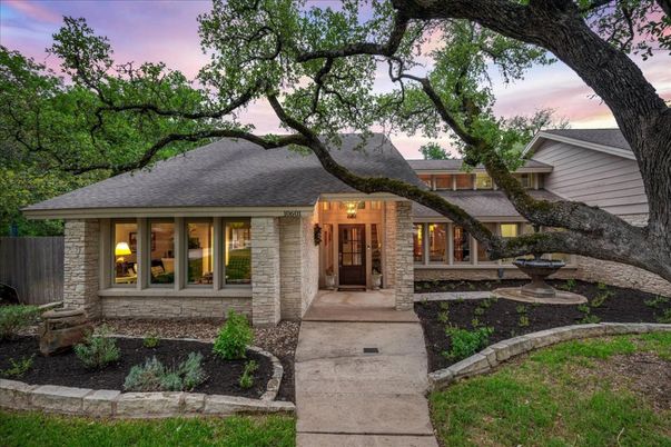 Exterior, Facade, Ranch