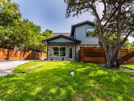 Backyard, Exterior, Facade, Split Level