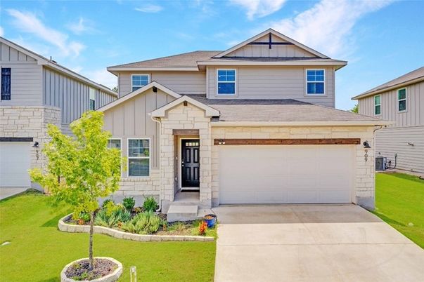 Attached, Exterior, Facade, American Craftsman