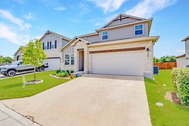 Attached, Exterior, Facade, American Craftsman