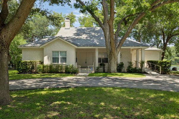 Exterior, Facade, Ranch