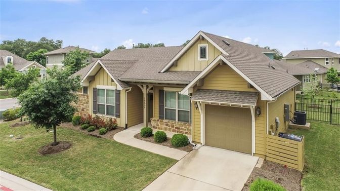 Attached, Exterior, Facade, American Craftsman