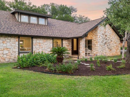 Exterior, Facade, Ranch