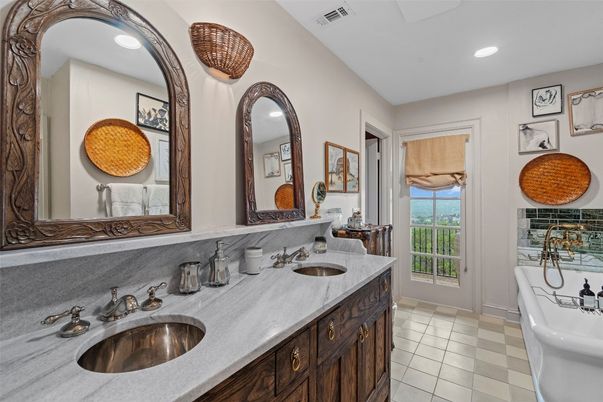 Bathroom, Dual Sink Vanities, Interior, Recessed Lighting
