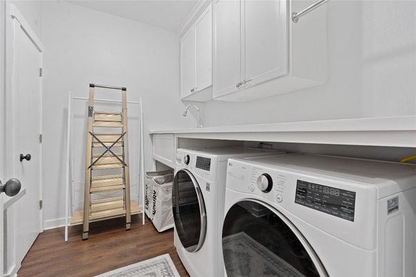 Interior, Washer, Wood Texture Flooring