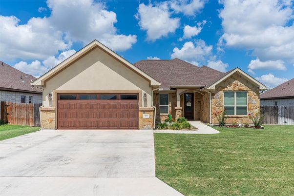 Attached, Exterior, Facade, Ranch
