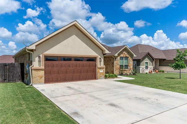 Attached, Exterior, Facade, Ranch