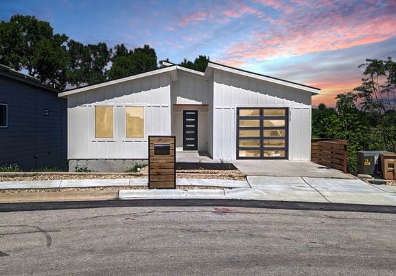 Attached, Exterior, Facade, Modern