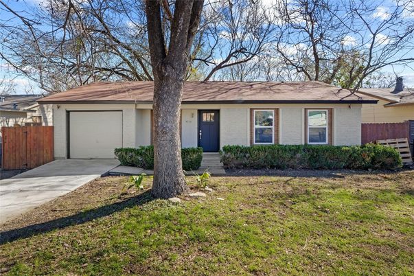 Attached, Exterior, Facade, Ranch