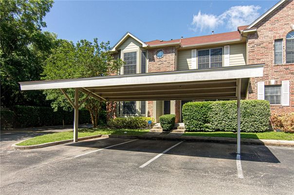 Exterior, Facade, Brick Facade, Ranch