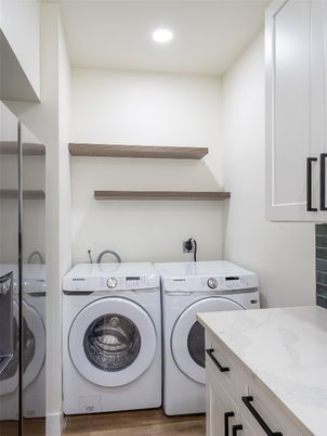 Interior, Recessed Lighting, Washer, Wood Texture Flooring