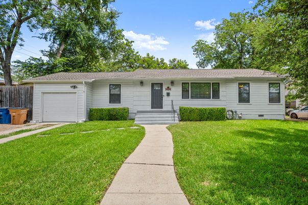 Attached, Exterior, Facade, Ranch