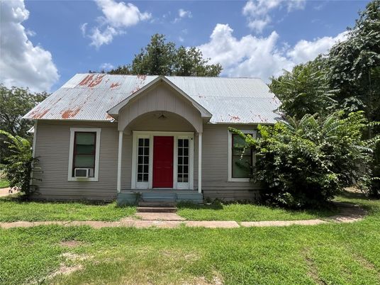 Exterior, Facade, Ranch