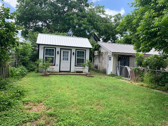 Backyard, Exterior, Facade, Ranch