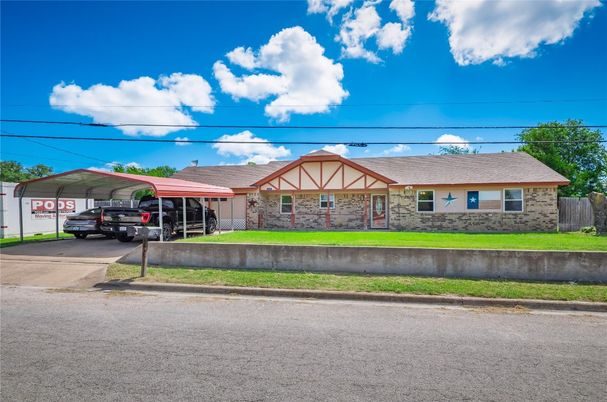 Exterior, Facade, Ranch
