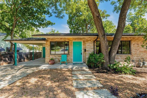 Exterior, Facade, Brick Facade, Ranch