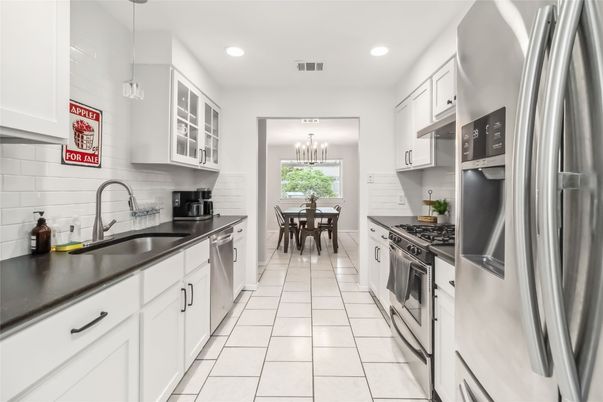 Chandelier, Dining room, Interior, Kitchen, Pendant Lights, Recessed Lighting, Stainless Steel Appliances