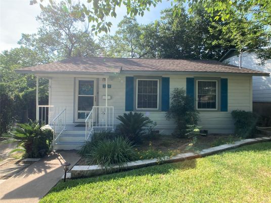 Exterior, Facade, Ranch