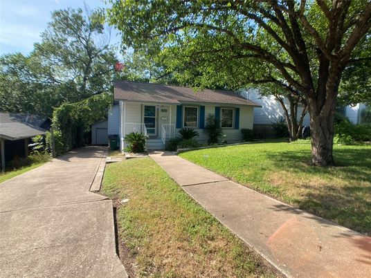 Exterior, Facade, Ranch