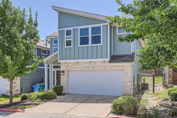 Attached, Exterior, Facade, American Craftsman