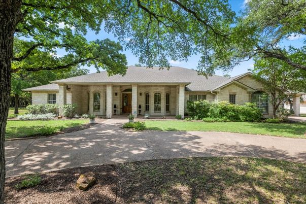 Exterior, Facade, Ranch