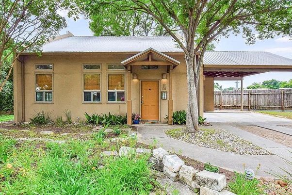 Exterior, Facade, Ranch