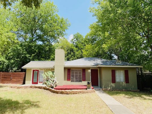 Backyard, Exterior, Facade, Ranch