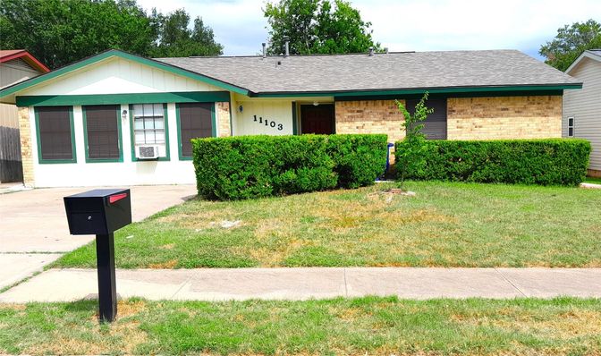 Exterior, Facade, Ranch