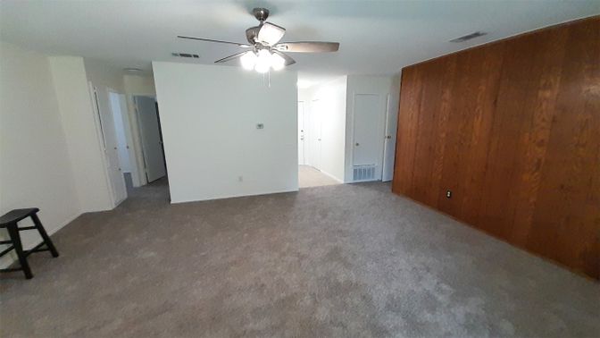Empty room, Interior