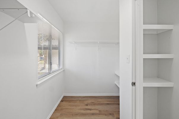 Interior, Walk-in Closets, Wood Texture Flooring