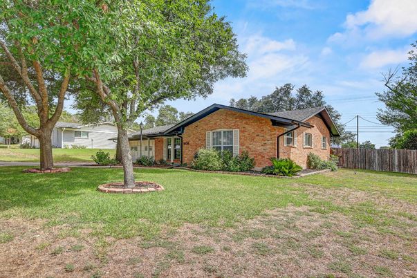 Backyard, Exterior, Facade, Brick Facade, Ranch