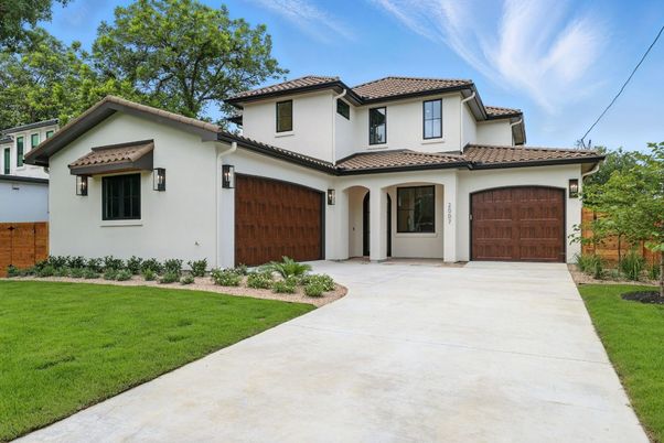 Attached, Exterior, Facade, Mediterranean