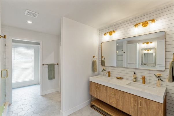 Bathroom, Dual Sink Vanities, Interior, Recessed Lighting