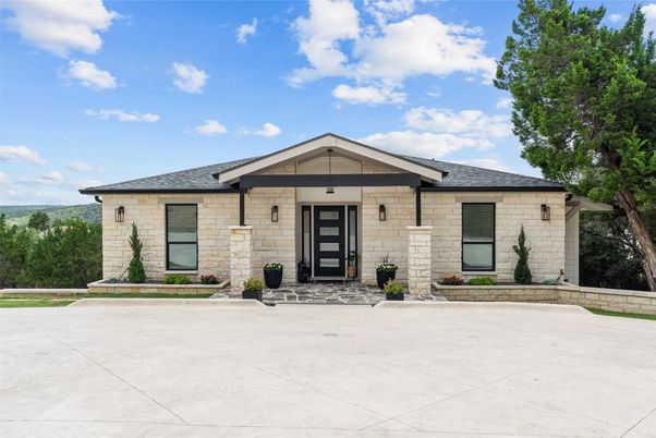 Exterior, Facade, Ranch