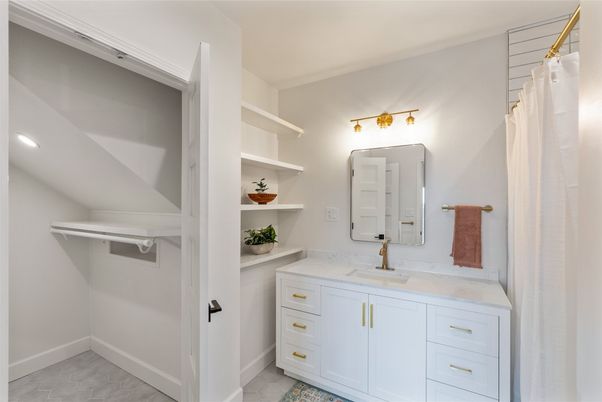 Bathroom, Interior, Recessed Lighting