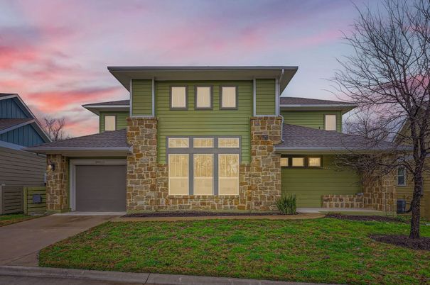 Attached, Exterior, Facade, American Foursquare