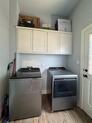 Interior, Washer, Wood Texture Flooring
