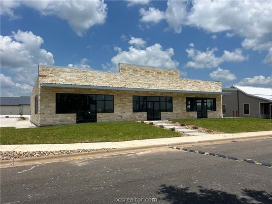 Exterior, Facade, Ranch